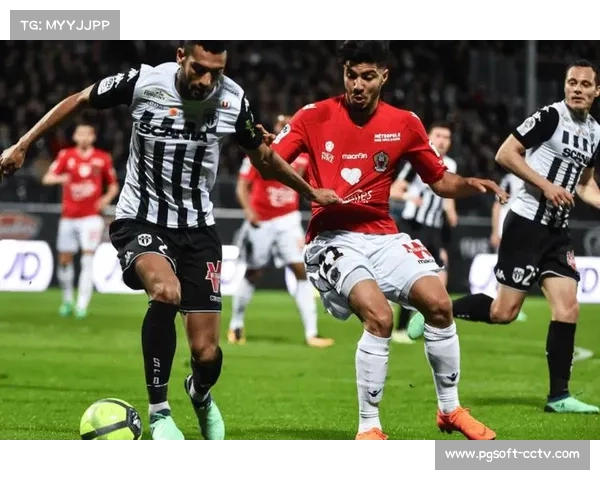 弗赖堡2-0击败奥格斯堡，格里弗凯特尔破门